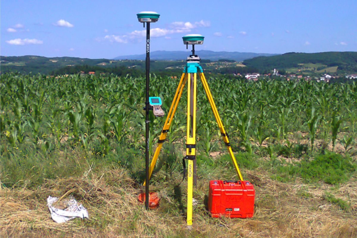 Межевание спутник. Спутниковая геодезическая аппаратура GNSS Leica gs08. Leica тахеометр GNSS. Джебка геодезия. Приборы для геодезической съемки.